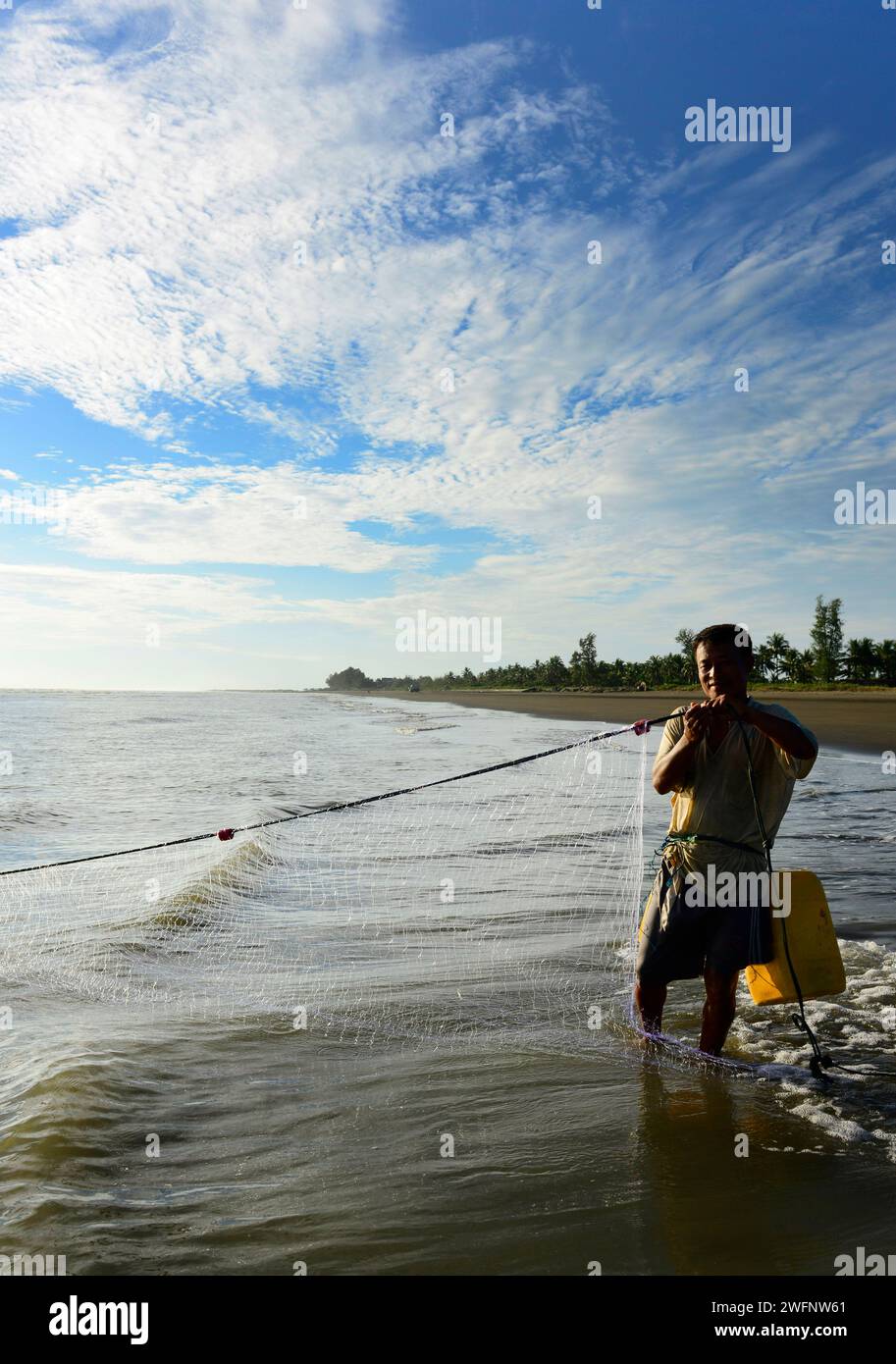 Pêche sur la plage de Sittwe, baie du Bengale, Myanmar. Banque D'Images