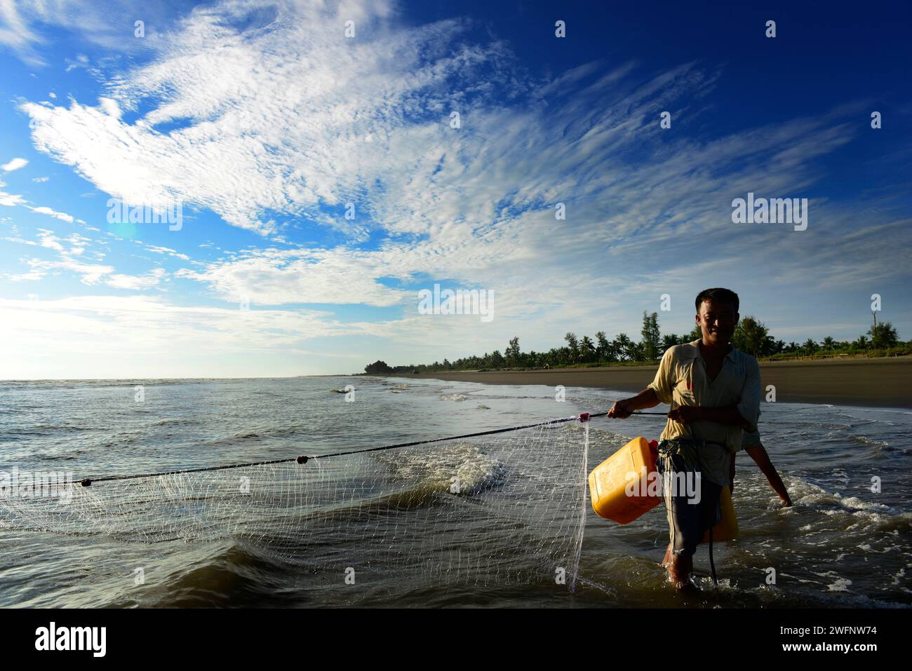 Pêche sur la plage de Sittwe, baie du Bengale, Myanmar. Banque D'Images