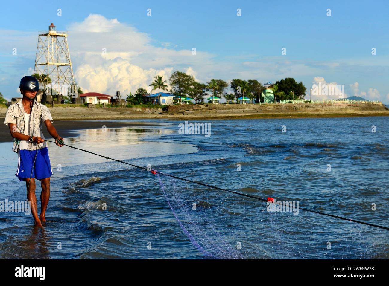 Pêche sur la plage de Sittwe, baie du Bengale, Myanmar. Banque D'Images