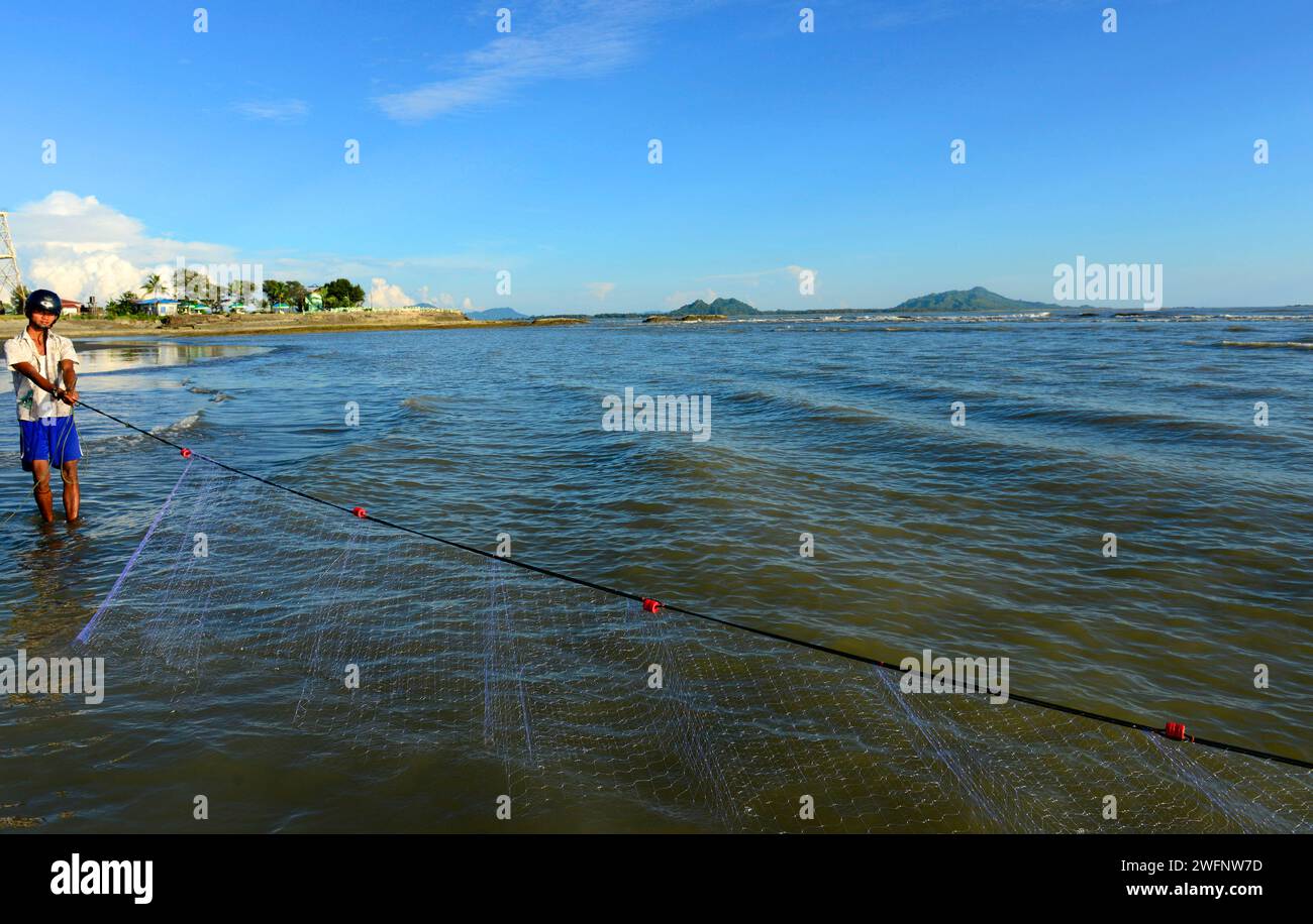Pêche sur la plage de Sittwe, baie du Bengale, Myanmar. Banque D'Images