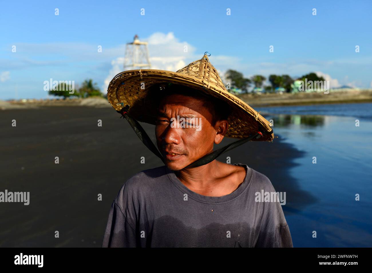 Portrait d'un pêcheur Arakanais pris sur la plage de Sittwer, État de Rakhine, Myanmar. Banque D'Images