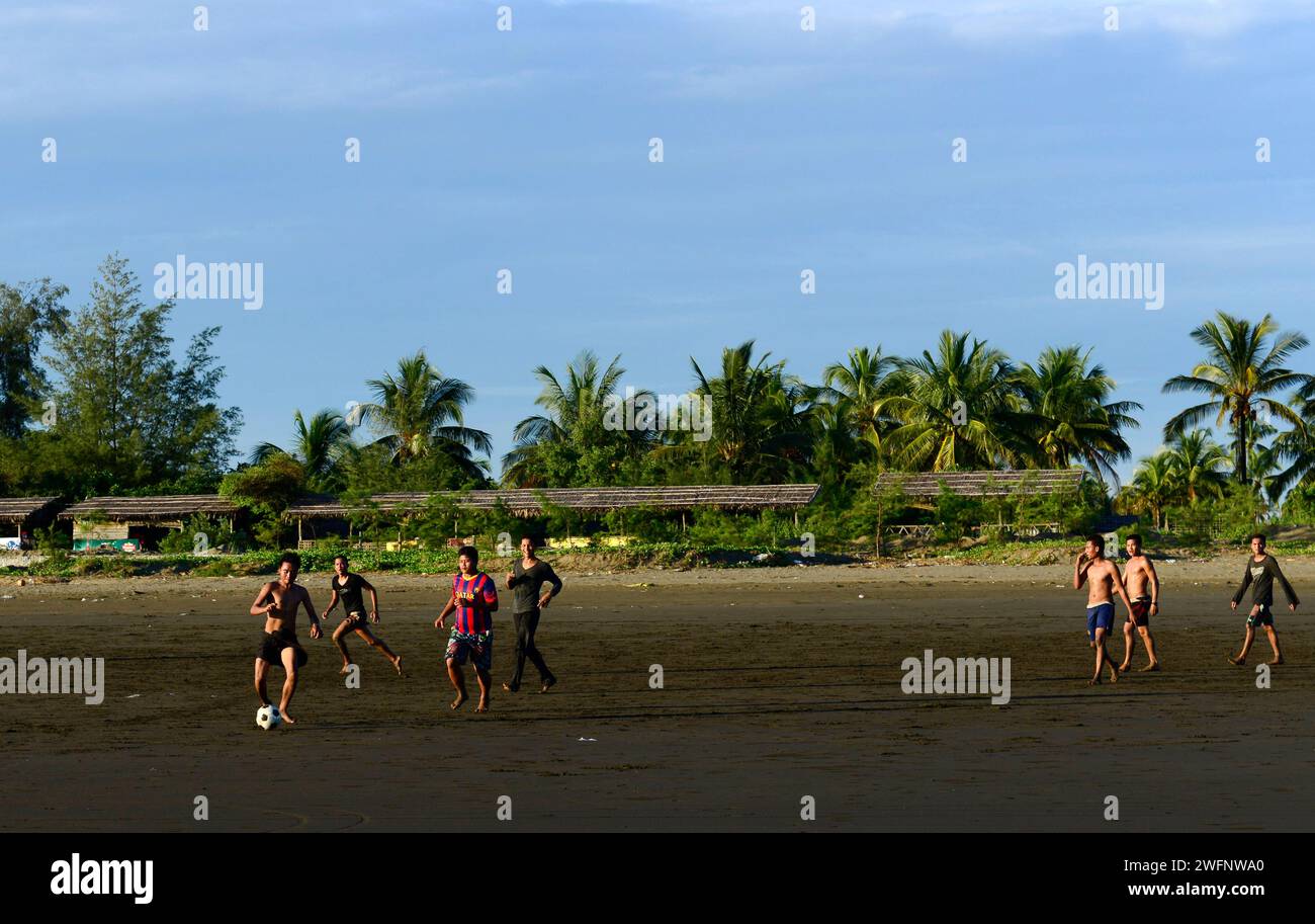 Hommes Arakanais jouant au football sur la plage de Sittwe, État de Rakhine, Myanmar. Banque D'Images