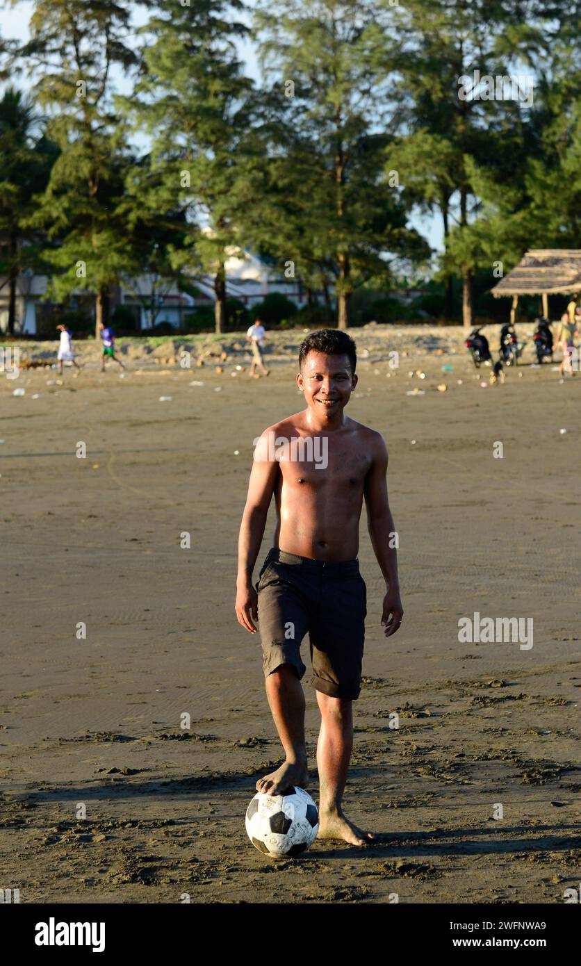 Hommes Arakanais jouant au football sur la plage de Sittwe, État de Rakhine, Myanmar. Banque D'Images