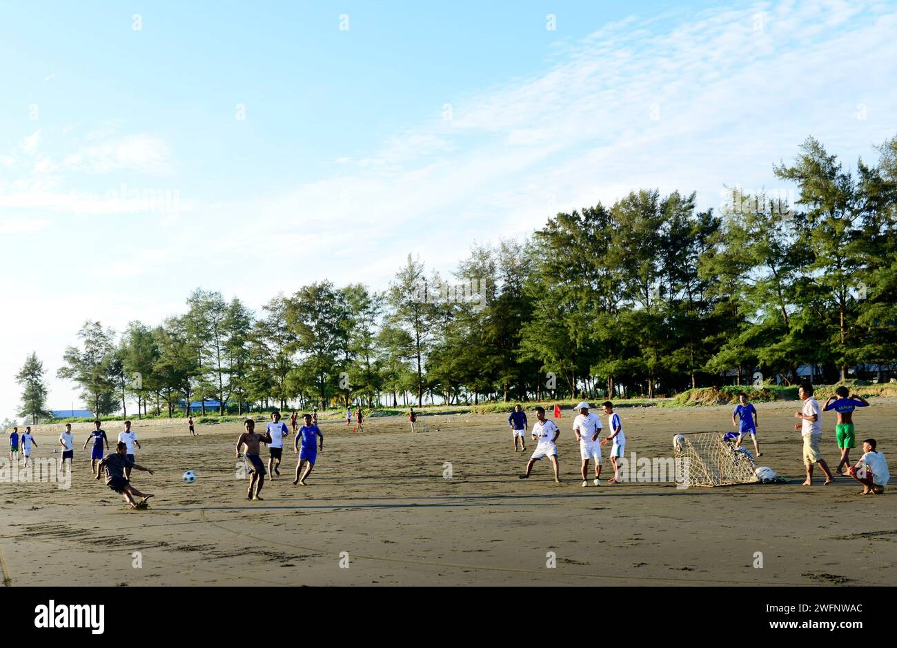 Hommes Arakanais jouant au football sur la plage de Sittwe, État de Rakhine, Myanmar. Banque D'Images