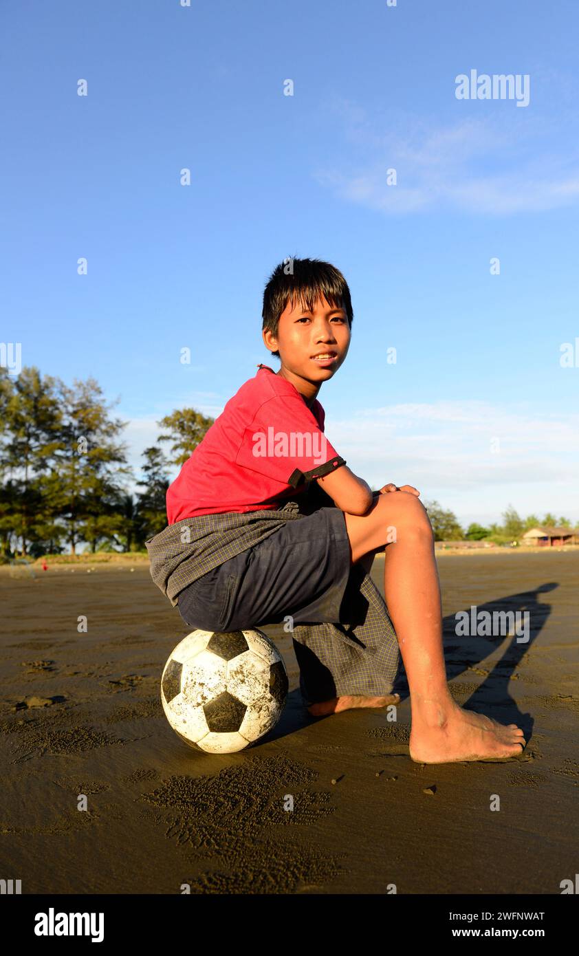 Hommes Arakanais jouant au football sur la plage de Sittwe, État de Rakhine, Myanmar. Banque D'Images