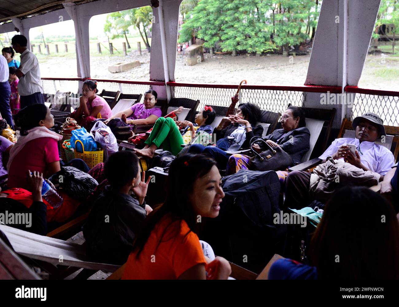 Voyager sur un vieux ferry par jour de pluie entre Sittwe et Mrauk-U sur la rivière Kaladan dans l'État de Rakhine dans l'ouest du Myanmar. Banque D'Images