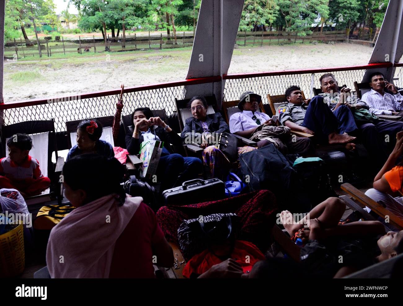Voyager sur un vieux ferry par jour de pluie entre Sittwe et Mrauk-U sur la rivière Kaladan dans l'État de Rakhine dans l'ouest du Myanmar. Banque D'Images