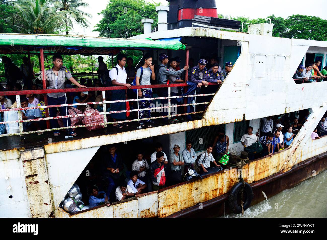 Voyager sur un vieux ferry par jour de pluie entre Sittwe et Mrauk-U sur la rivière Kaladan dans l'État de Rakhine dans l'ouest du Myanmar. Banque D'Images