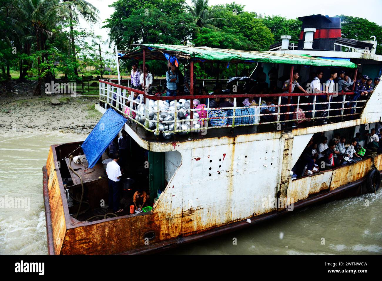 Voyager sur un vieux ferry par jour de pluie entre Sittwe et Mrauk-U sur la rivière Kaladan dans l'État de Rakhine dans l'ouest du Myanmar. Banque D'Images