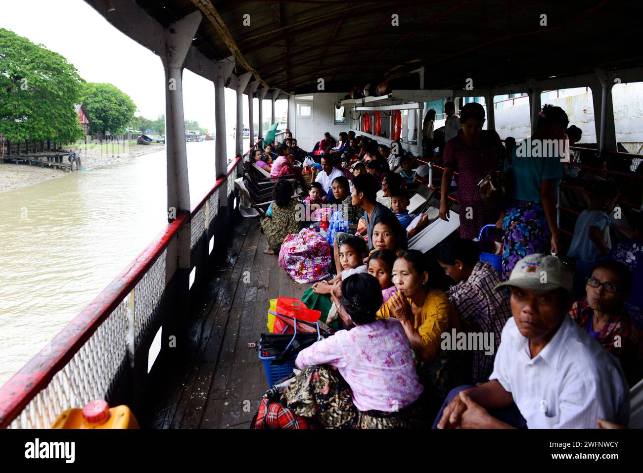 Voyager sur un vieux ferry par jour de pluie entre Sittwe et Mrauk-U sur la rivière Kaladan dans l'État de Rakhine dans l'ouest du Myanmar. Banque D'Images
