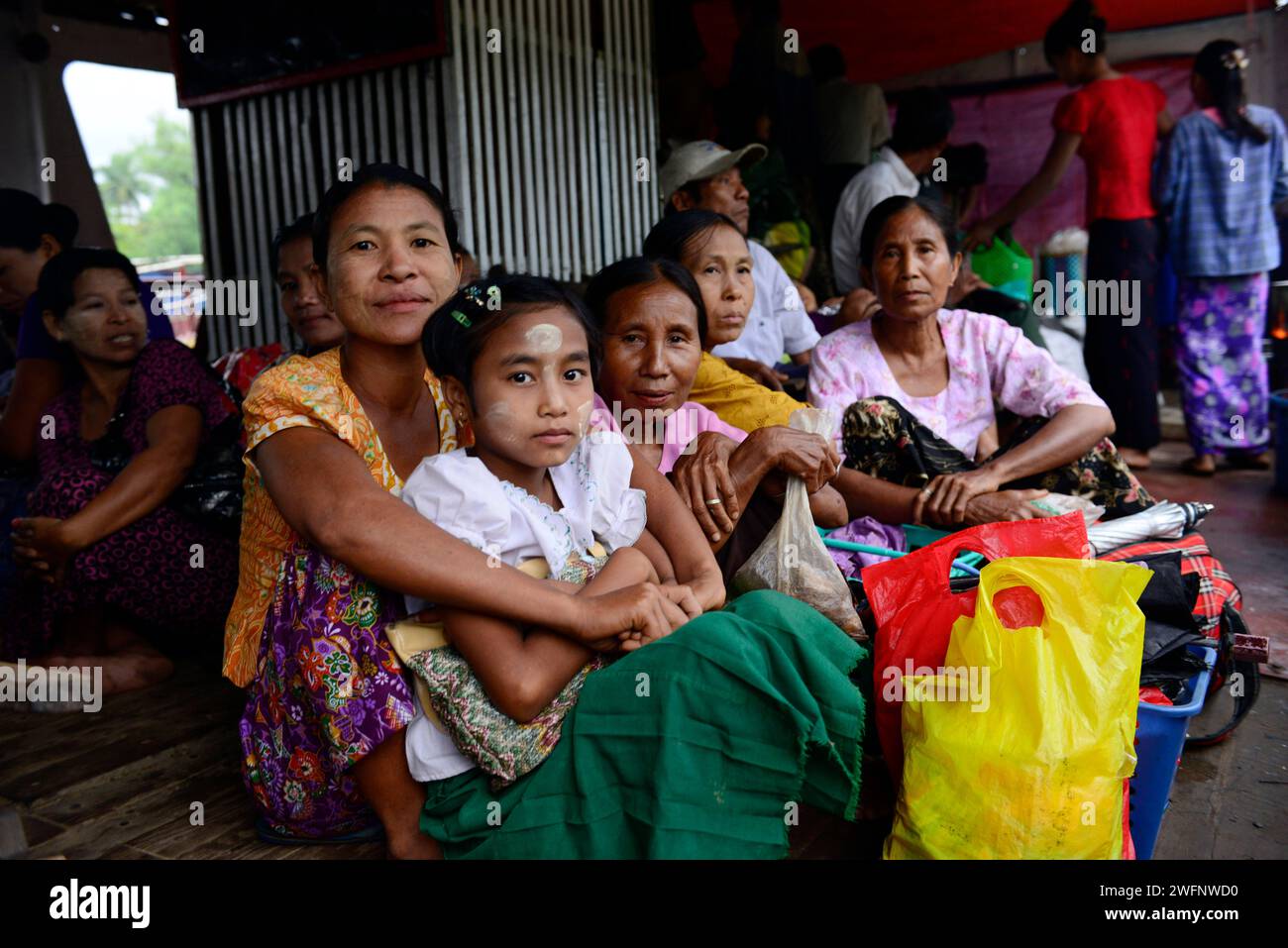 Voyager sur un vieux ferry par jour de pluie entre Sittwe et Mrauk-U sur la rivière Kaladan dans l'État de Rakhine dans l'ouest du Myanmar. Banque D'Images