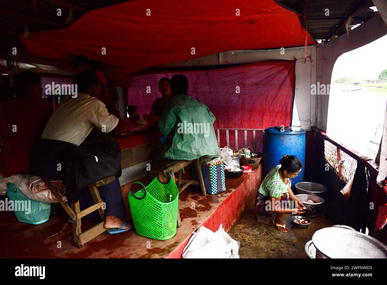 Voyager sur un vieux ferry par jour de pluie entre Sittwe et Mrauk-U sur la rivière Kaladan dans l'État de Rakhine dans l'ouest du Myanmar. Banque D'Images