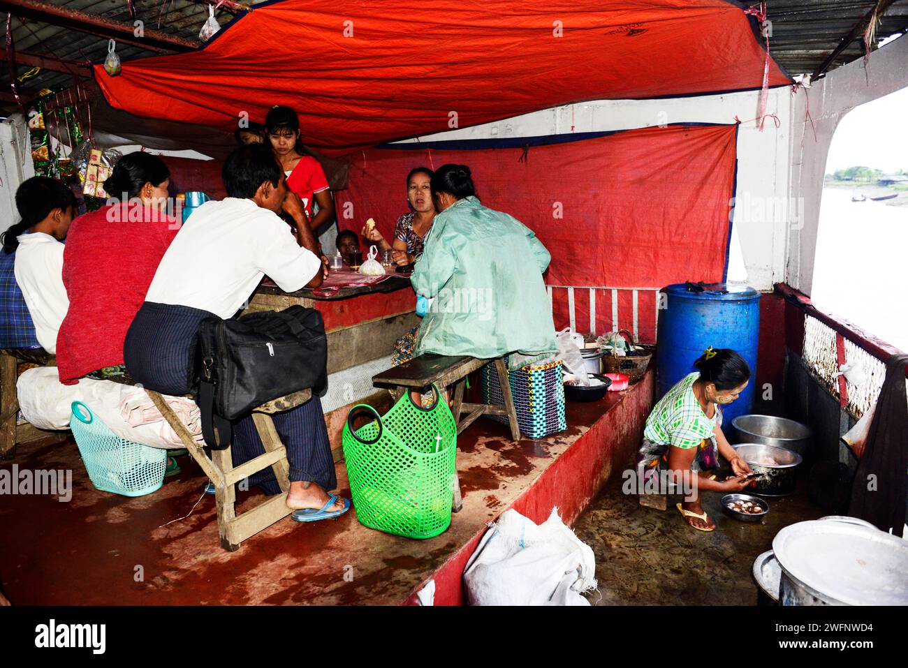 Voyager sur un vieux ferry par jour de pluie entre Sittwe et Mrauk-U sur la rivière Kaladan dans l'État de Rakhine dans l'ouest du Myanmar. Banque D'Images