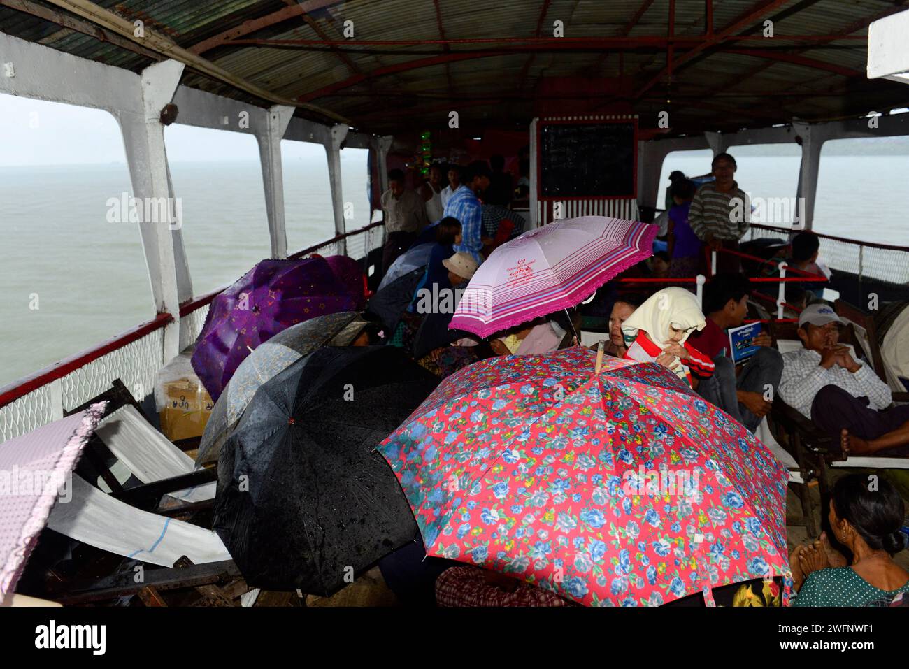 Voyager sur un vieux ferry par jour de pluie entre Sittwe et Mrauk-U sur la rivière Kaladan dans l'État de Rakhine dans l'ouest du Myanmar. Banque D'Images