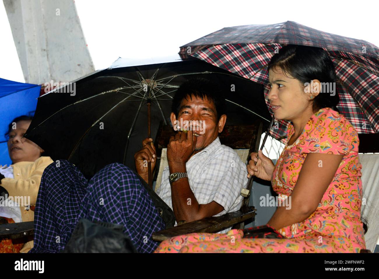 Voyager sur un vieux ferry par jour de pluie entre Sittwe et Mrauk-U sur la rivière Kaladan dans l'État de Rakhine dans l'ouest du Myanmar. Banque D'Images