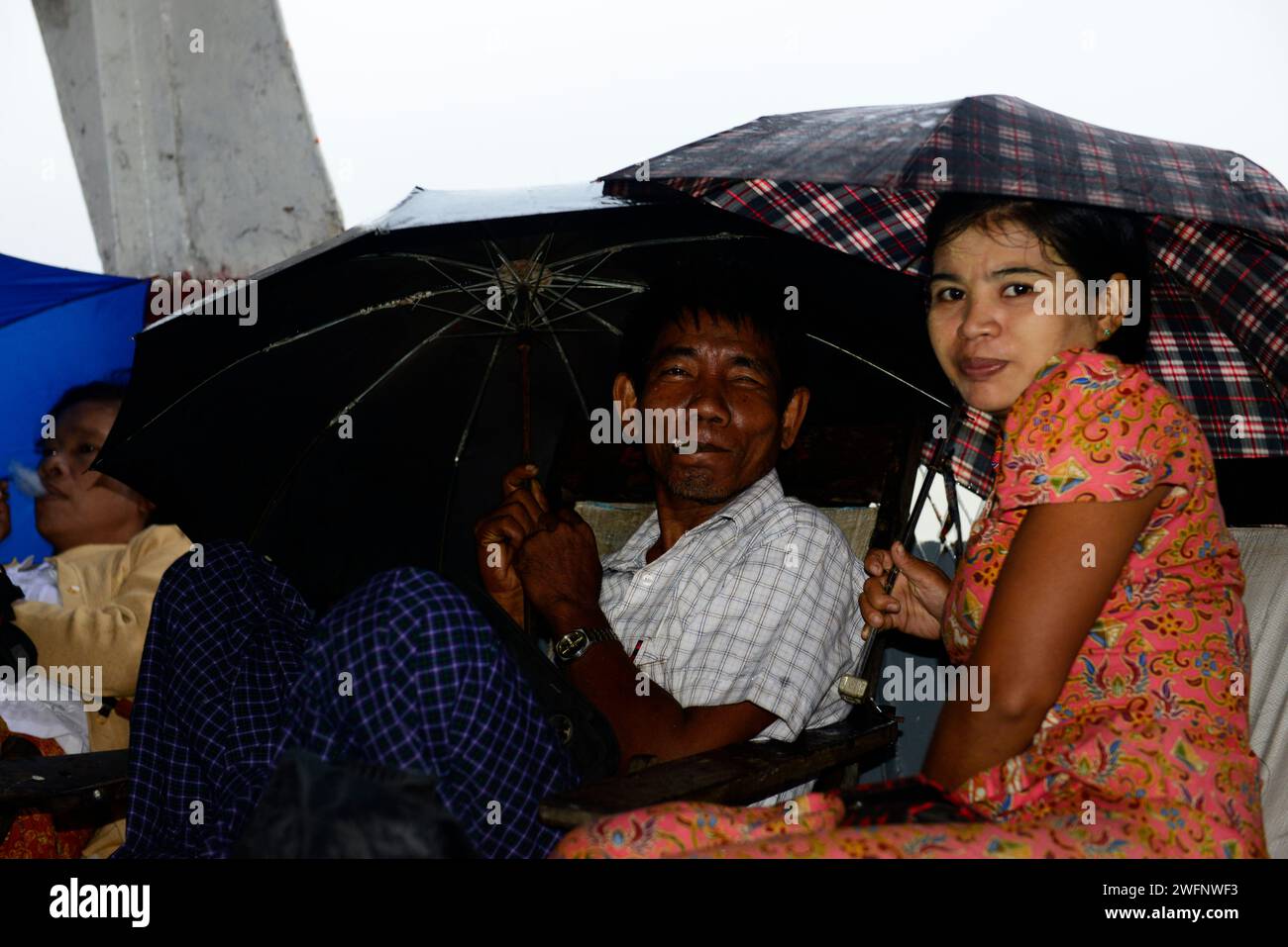 Voyager sur un vieux ferry par jour de pluie entre Sittwe et Mrauk-U sur la rivière Kaladan dans l'État de Rakhine dans l'ouest du Myanmar. Banque D'Images