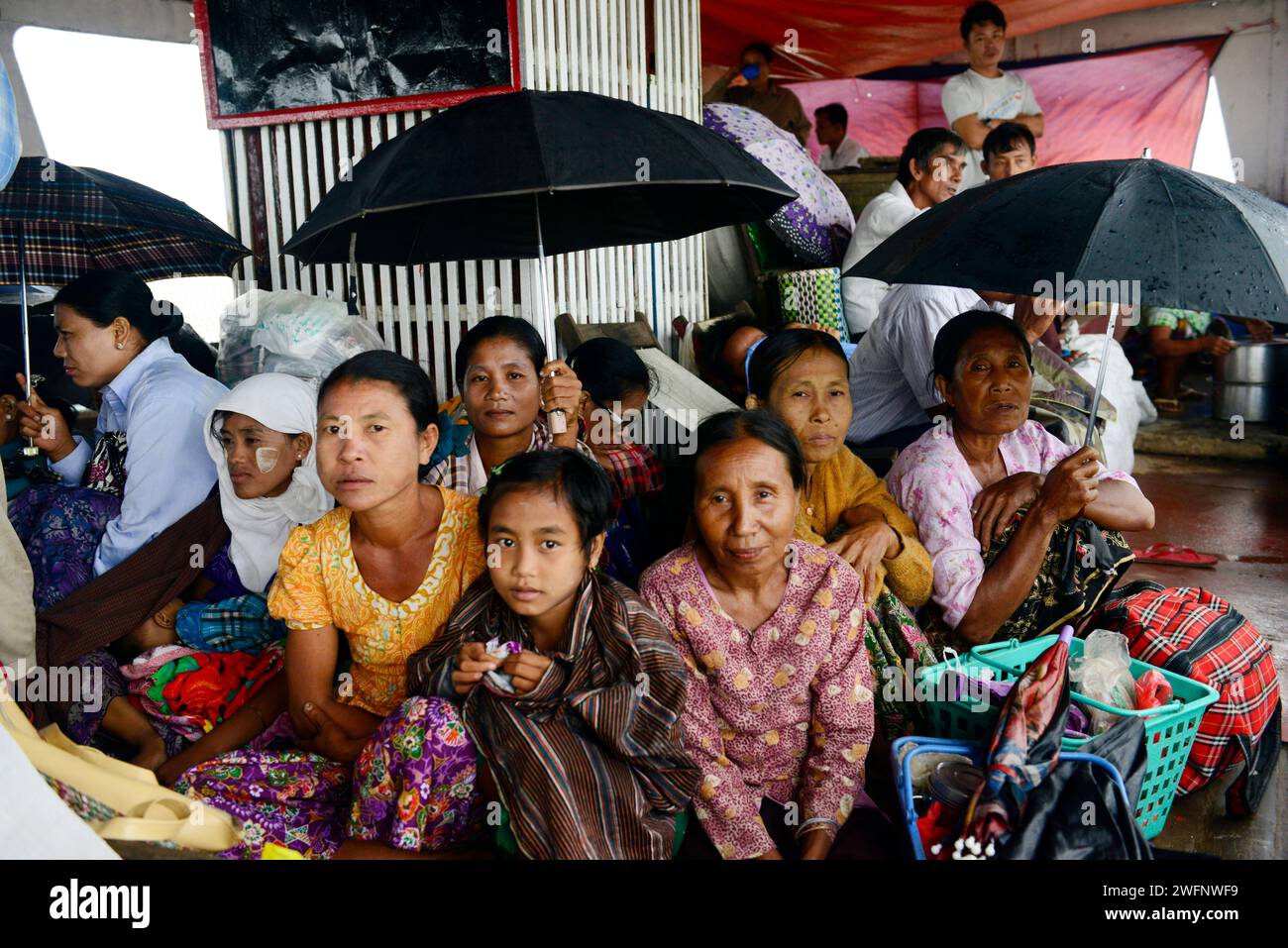 Voyager sur un vieux ferry par jour de pluie entre Sittwe et Mrauk-U sur la rivière Kaladan dans l'État de Rakhine dans l'ouest du Myanmar. Banque D'Images