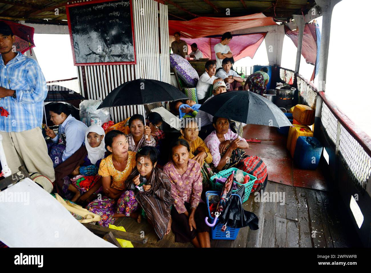 Voyager sur un vieux ferry par jour de pluie entre Sittwe et Mrauk-U sur la rivière Kaladan dans l'État de Rakhine dans l'ouest du Myanmar. Banque D'Images