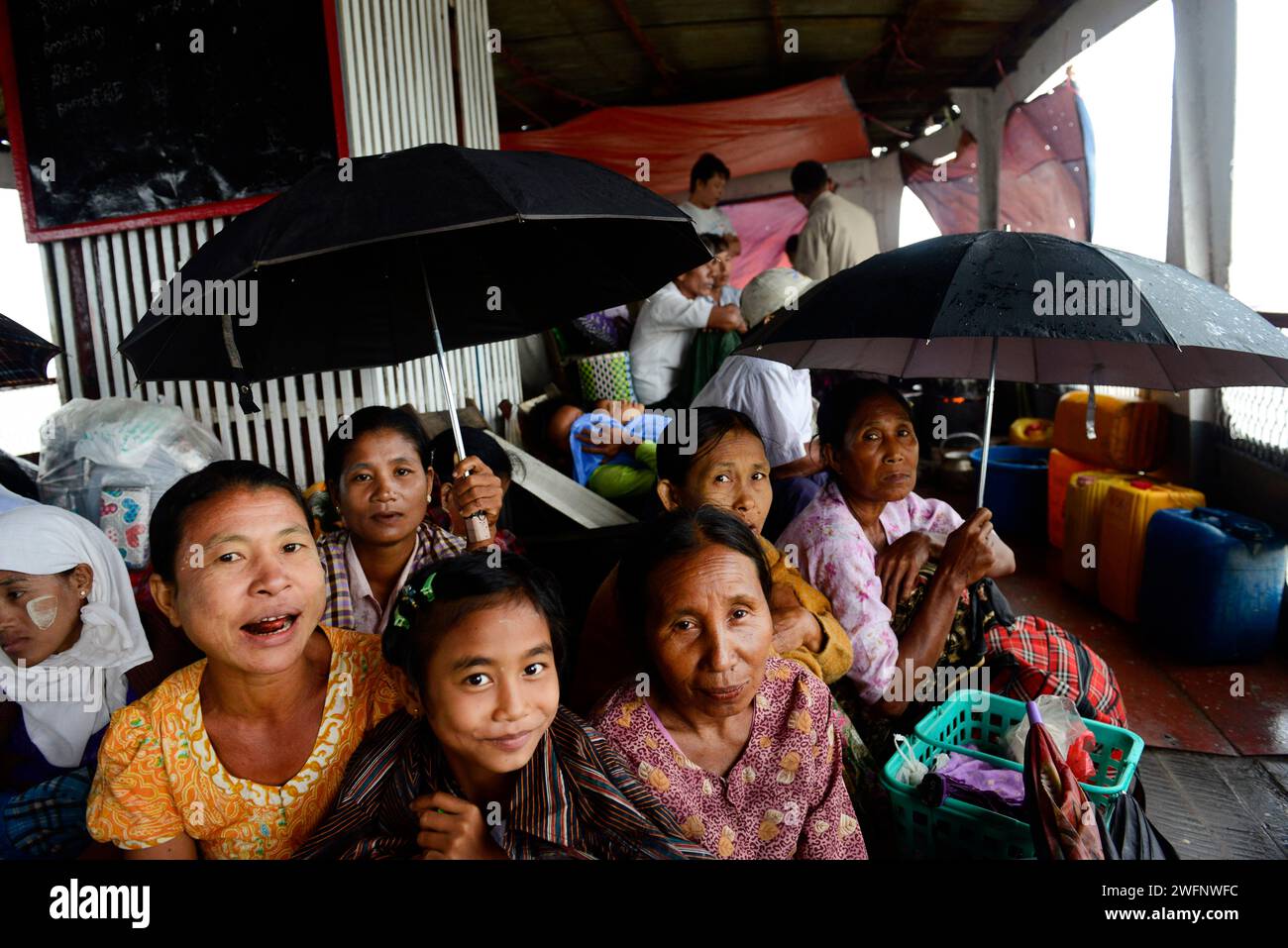 Voyager sur un vieux ferry par jour de pluie entre Sittwe et Mrauk-U sur la rivière Kaladan dans l'État de Rakhine dans l'ouest du Myanmar. Banque D'Images