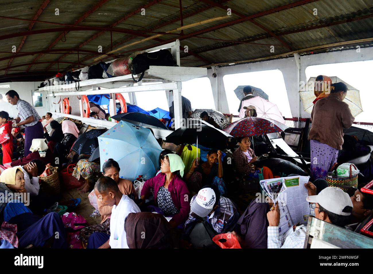 Voyager sur un vieux ferry par jour de pluie entre Sittwe et Mrauk-U sur la rivière Kaladan dans l'État de Rakhine dans l'ouest du Myanmar. Banque D'Images