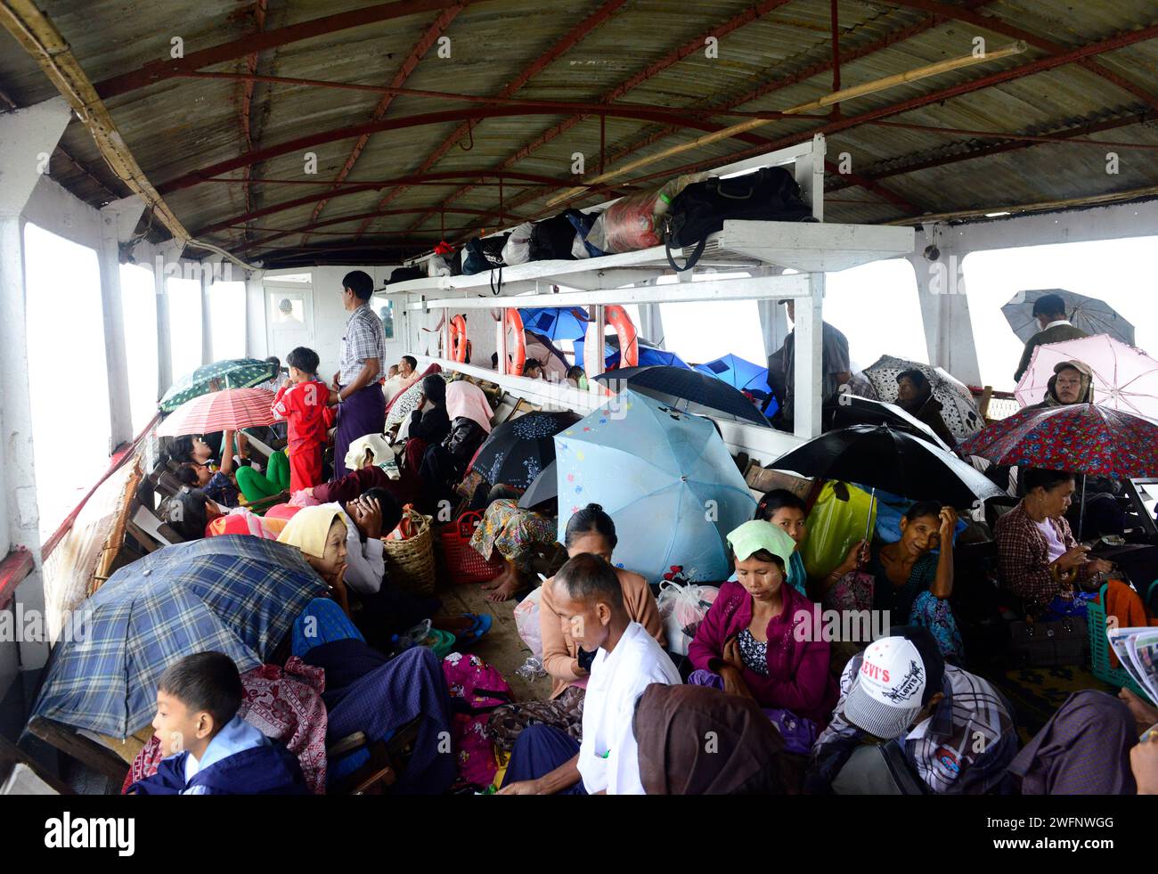 Voyager sur un vieux ferry par jour de pluie entre Sittwe et Mrauk-U sur la rivière Kaladan dans l'État de Rakhine dans l'ouest du Myanmar. Banque D'Images