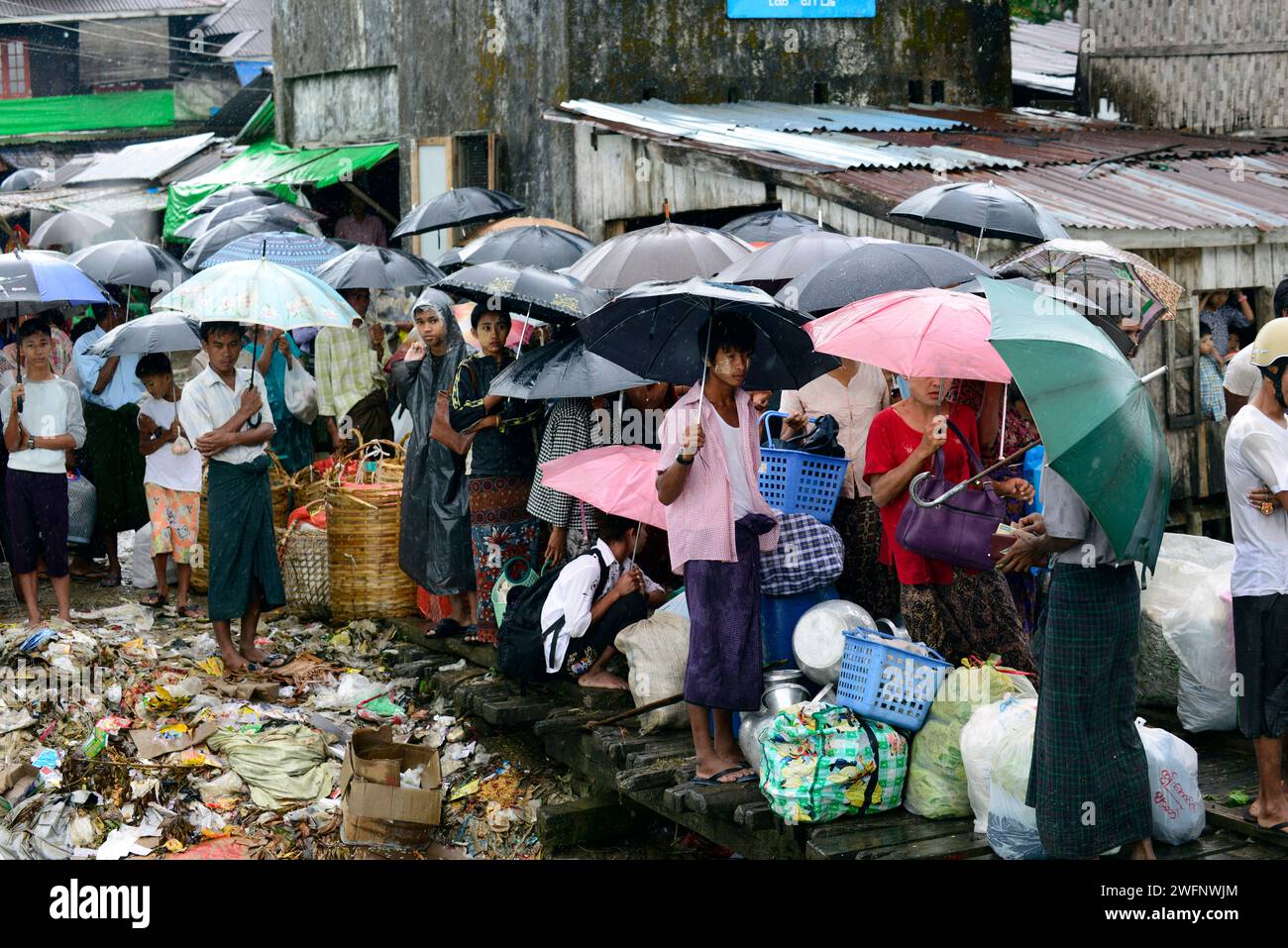 Fortes pluies de mousson le long de la rivière Kaladan dans l'État de Rakhine dans l'ouest du Myanmar. Banque D'Images