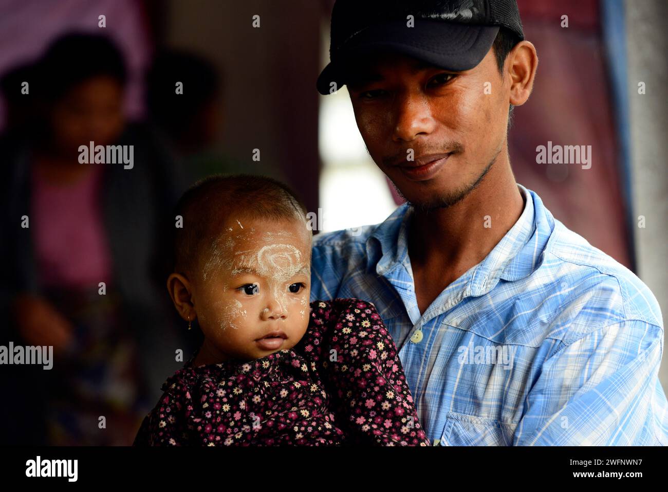 Portrait d'un père Arakanais avec sa fille. Photo prise sur le ferry entre Sittwe et Marauk-U dans l'État de Rakhine, à l'ouest du Myanmar. Banque D'Images
