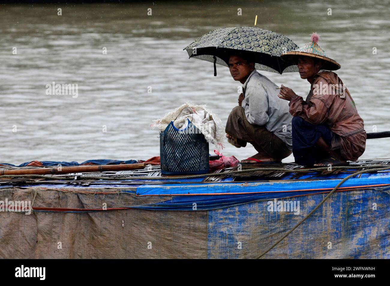 Fortes pluies de mousson le long de la rivière Kaladan dans l'État de Rakhine dans l'ouest du Myanmar. Banque D'Images