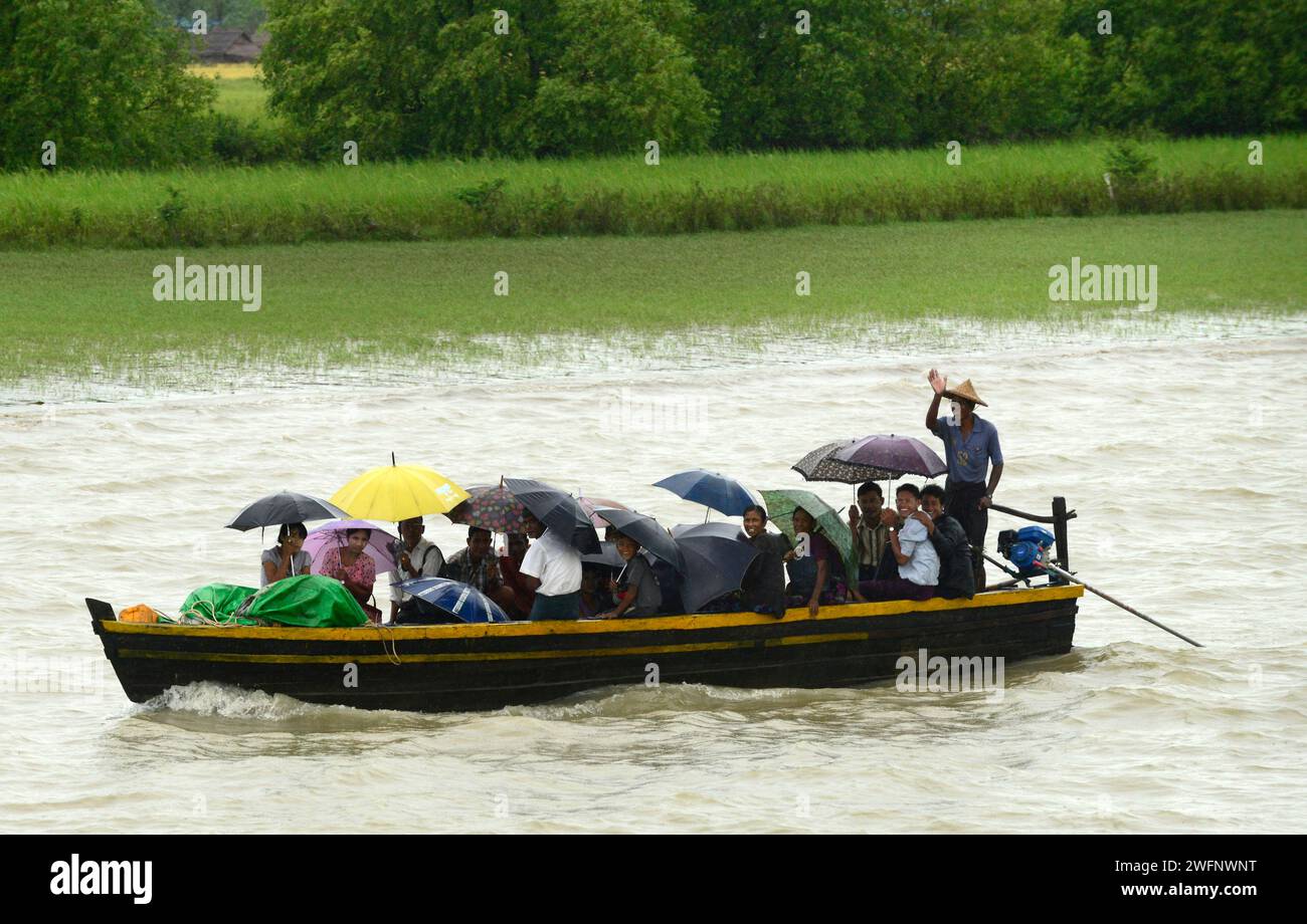 Fortes pluies de mousson le long de la rivière Kaladan dans l'État de Rakhine dans l'ouest du Myanmar. Banque D'Images