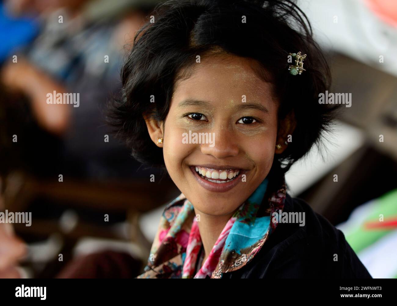Portrait d'une jeune fille Arakanaise prise sur un bateau bondé entre Sittwe et Mrauk-U dans l'État de Rakhine, Myanmar. Banque D'Images