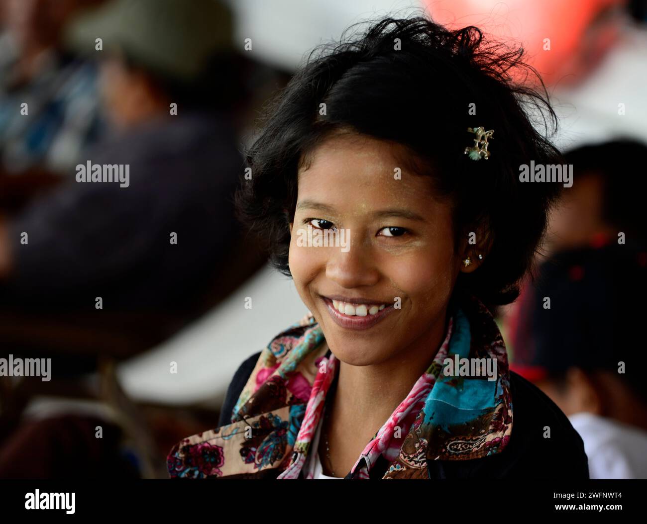 Portrait d'une jeune fille Arakanaise prise sur un bateau bondé entre Sittwe et Mrauk-U dans l'État de Rakhine, Myanmar. Banque D'Images