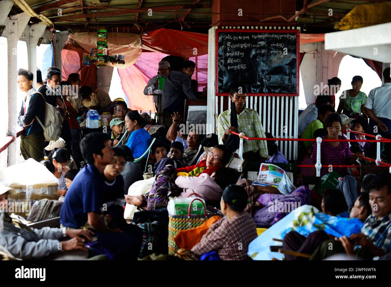 Voyager sur un vieux ferry par jour de pluie entre Sittwe et Mrauk-U sur la rivière Kalaan dans l'État de Rakhine dans l'ouest du Myanmar. Banque D'Images