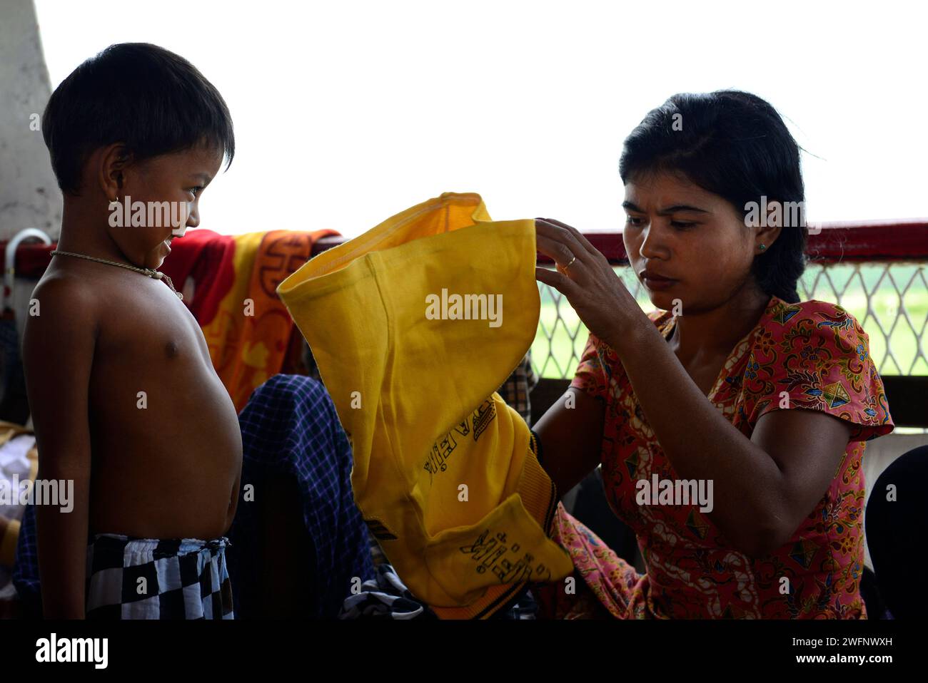 Voyage sur un bateau bondé entre Sittwe et Mrauk-U dans l'État de Rakhine, Myanmar. Banque D'Images