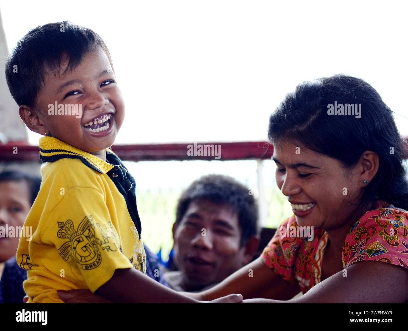 Voyage sur un bateau bondé entre Sittwe et Mrauk-U dans l'État de Rakhine, Myanmar. Banque D'Images