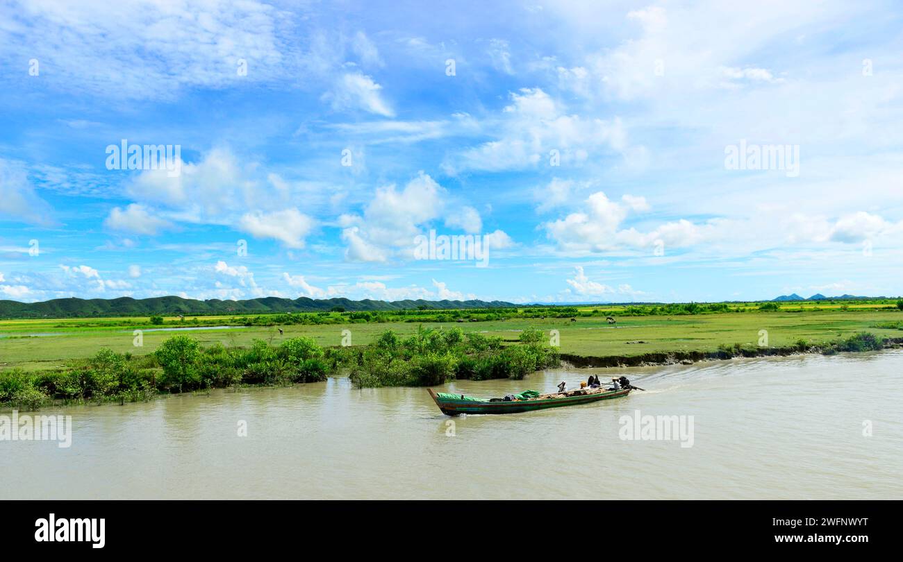 La vie près des petites rivières autour de Mrauk-U dans l'état de Rakhine, Myanmar. Banque D'Images