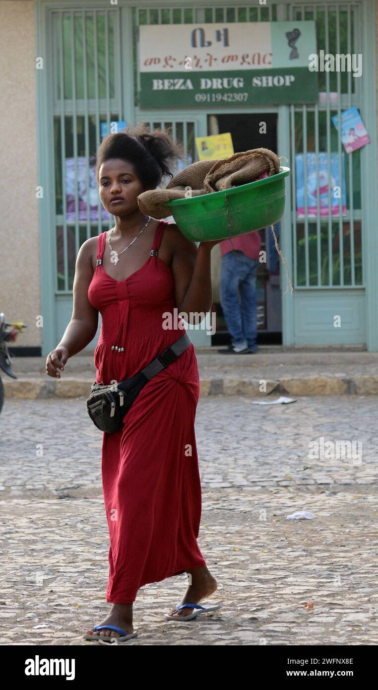 Une femme tigrayenne vendant du pain à Humera, Tigray, Ethiopie. Banque D'Images