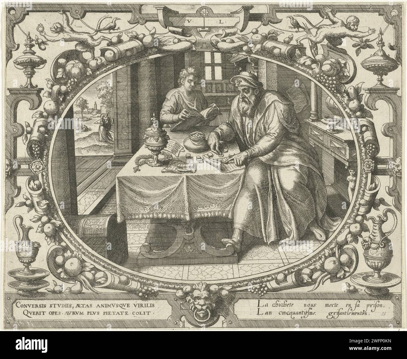 Homme à l'âge de cinquante ans, Gerard van Groeningen, 1569 - 1575 impression dans un cadre ovale décoré d'ornements une représentation d'un homme adulte dans son bureau. Il a son argent. Toutes sortes de richesses sur la table pour lui. Un jeune homme à côté de la table lit un livre. Un couple marchant peut être vu à travers une porte en arrière-plan. L'impression a une légende latine et française. Anvers papier gravure / gravure homme adulte. exposition de richesse. contempler ses propres richesses Banque D'Images