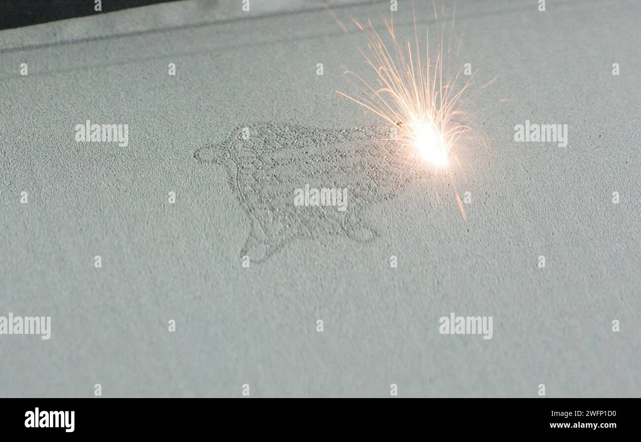 Impression 3D métal. Friteuse laser pour métal. Le métal est fritté sous l'action du laser en forme. DML, SLM, SLS. Additif moderne Banque D'Images