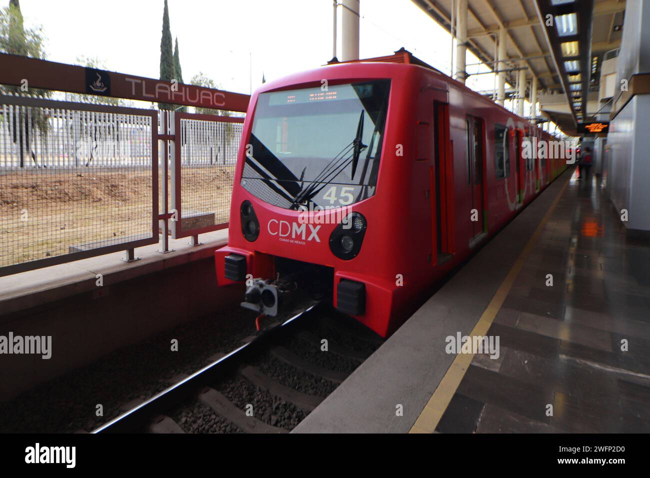 Non exclusif : les passagers effectuent le premier voyage sur la section de la station Tlahuac-Mixcoac de la ligne 12 du métro de Mexico, après plus de 2 ans d'inactivité Banque D'Images