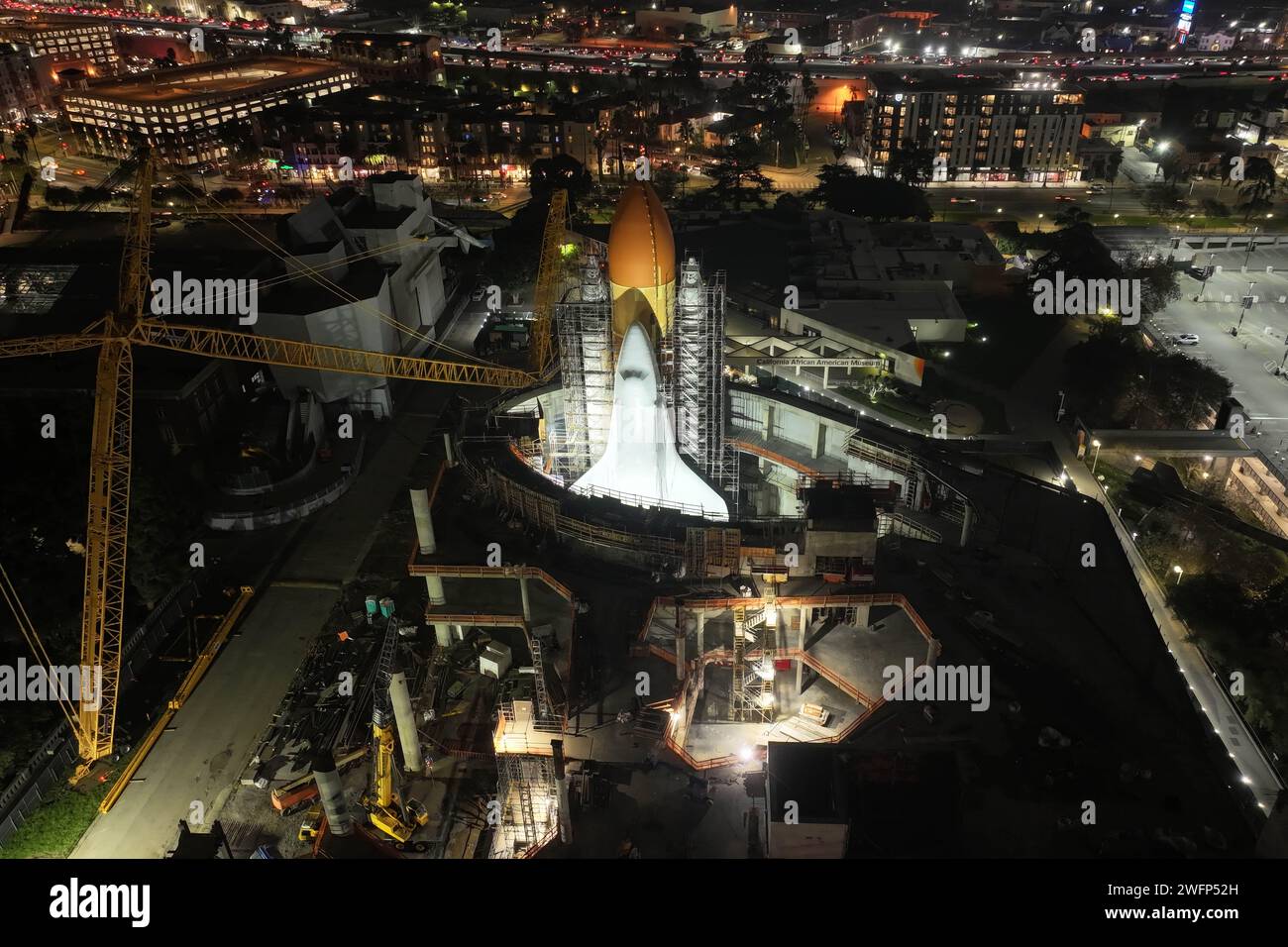 Navette spatiale Endeavour en configuration de lancement vertical avec ses deux propulseurs de fusée solide et réservoir de carburant externe 94 (et-94) sur le site de construction du Samuel Oschin Air and Space Center au California ScienCenter, mercredi 31 janvier 2024, à Los Angeles. Banque D'Images