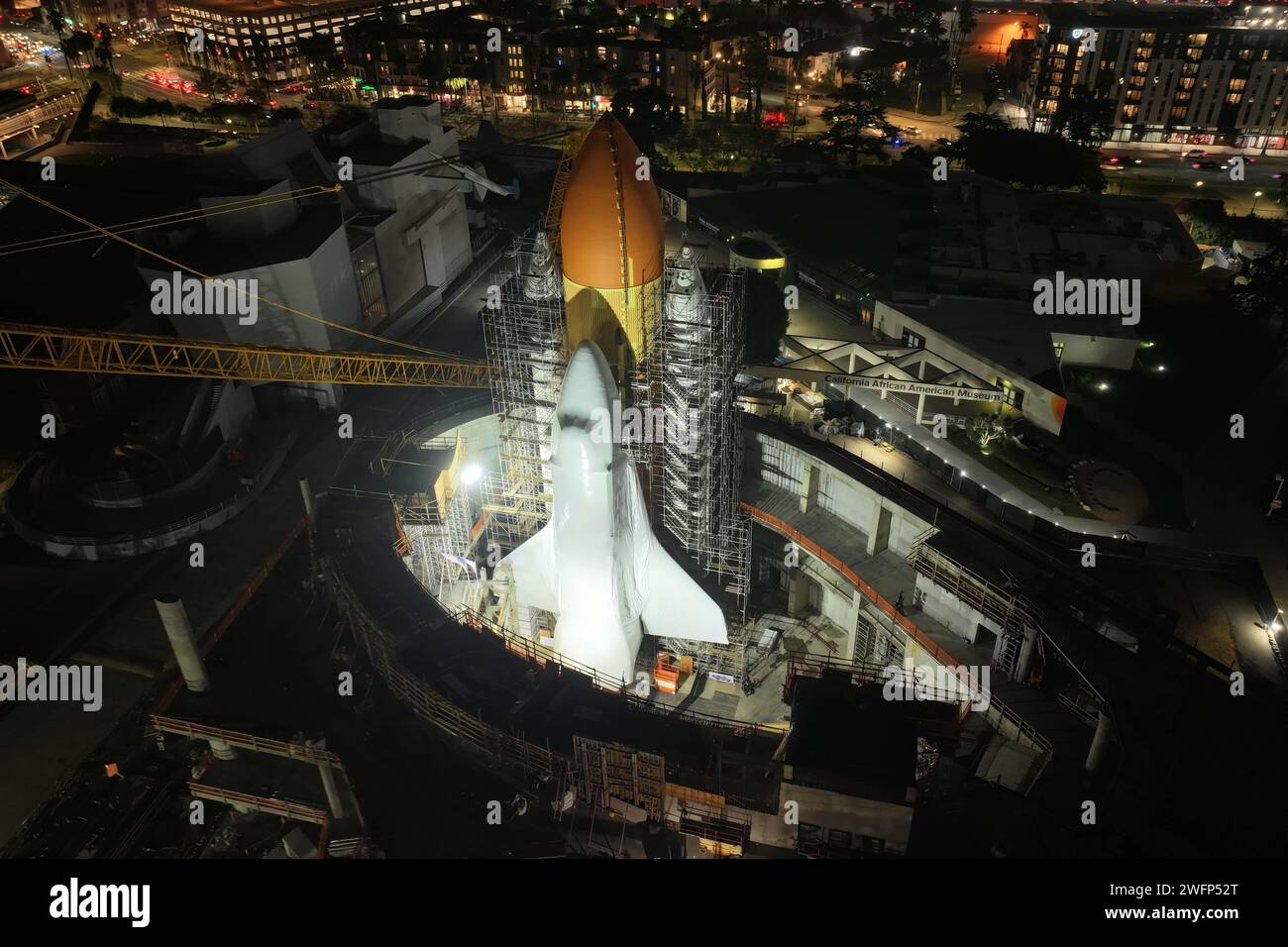 Navette spatiale Endeavour en configuration de lancement vertical avec ses deux propulseurs de fusée solide et réservoir de carburant externe 94 (et-94) sur le site de construction du Samuel Oschin Air and Space Center au California ScienCenter, mercredi 31 janvier 2024, à Los Angeles. Banque D'Images