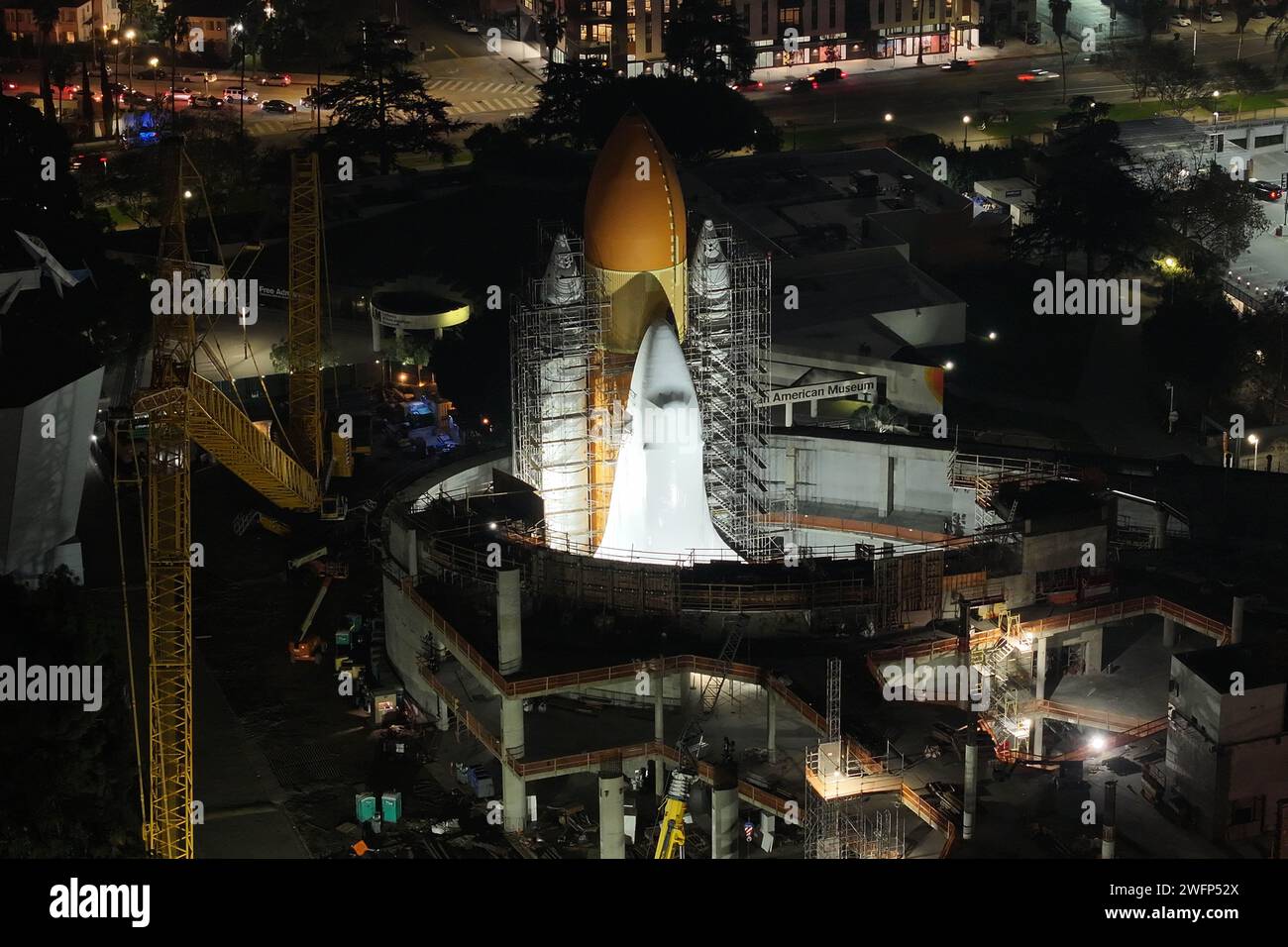 Navette spatiale Endeavour en configuration de lancement vertical avec ses deux propulseurs de fusée solide et réservoir de carburant externe 94 (et-94) sur le site de construction du Samuel Oschin Air and Space Center au California ScienCenter, mercredi 31 janvier 2024, à Los Angeles. Banque D'Images