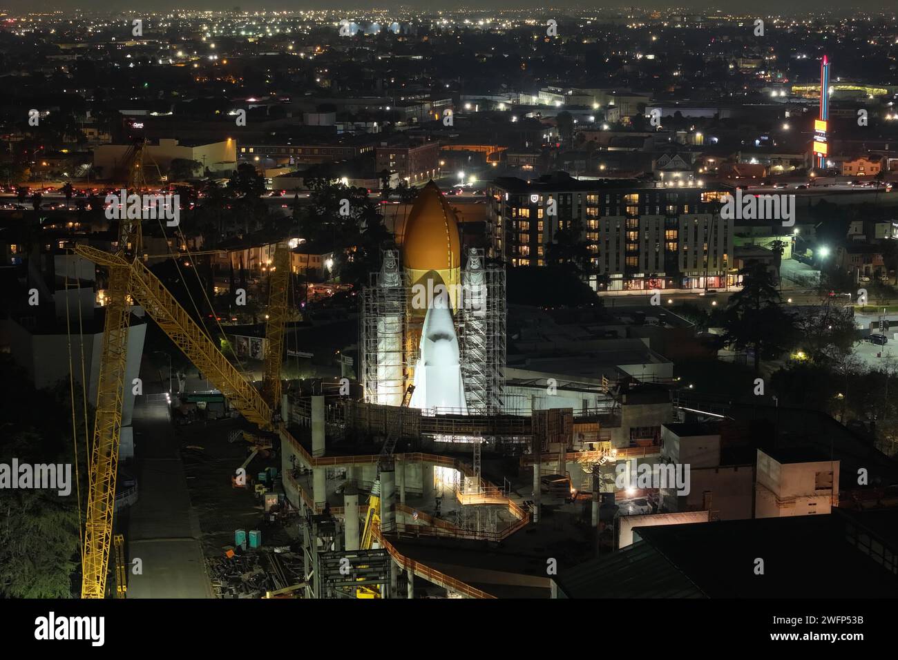 Navette spatiale Endeavour en configuration de lancement vertical avec ses deux propulseurs de fusée solide et réservoir de carburant externe 94 (et-94) sur le site de construction du Samuel Oschin Air and Space Center au California ScienCenter, mercredi 31 janvier 2024, à Los Angeles. Banque D'Images