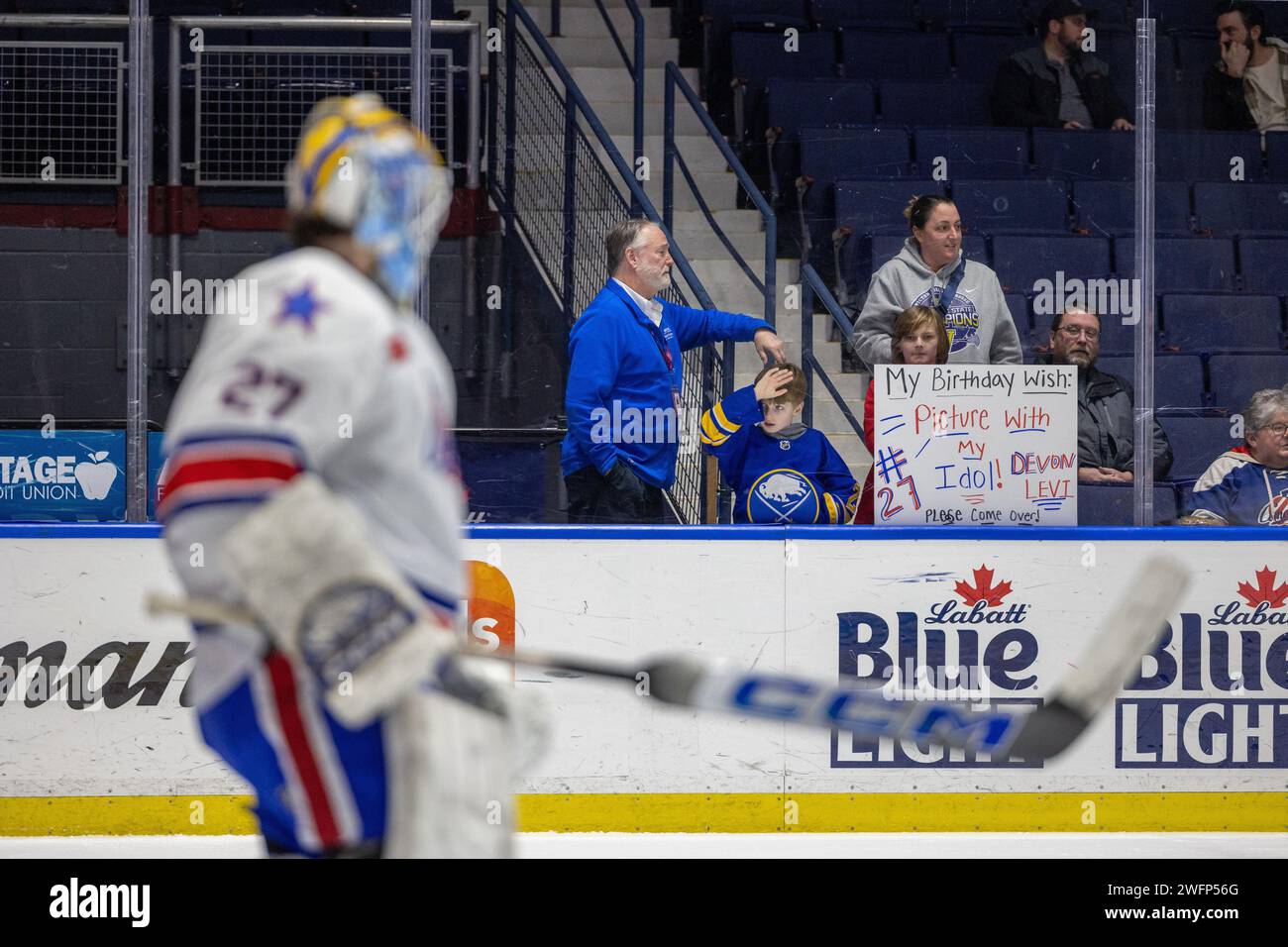 31 janvier 2024 : un jeune fan de Devon Levi regarde pendant les échauffements. Les Americans de Rochester ont accueilli le Crunch de Syracuse dans un match de la Ligue américaine de hockey à Blue Cross Arena à Rochester, New York. (Jonathan Tenca/CSM) Banque D'Images