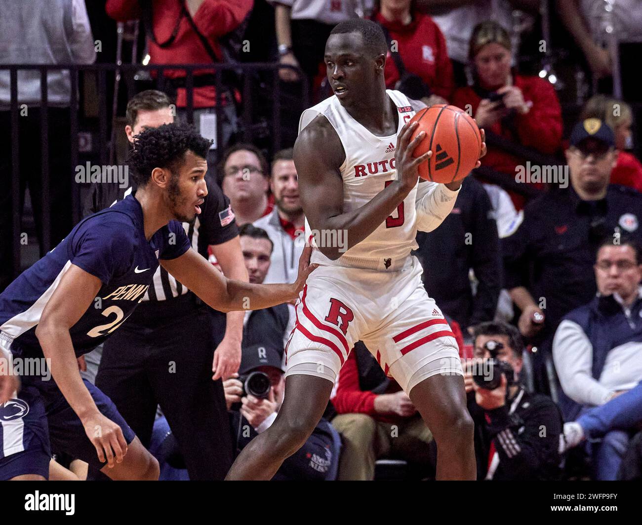 L'attaquant des Rutgers Scarlet Knights Mawot Mag (3) contre l'attaquant des Penn State Nittany Lions Zach Hicks (24) lors d'un match de basket-ball Big Ten à Jersey MikeÕs Area à Piscataway, New Jersey le mercredi 31 janvier 2024. Banque D'Images