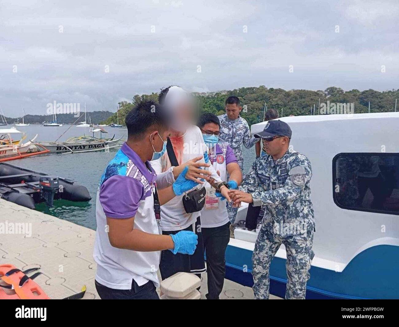 (240201) -- BATANGAS, 1 février 2024 (Xinhua) -- Une personne blessée est escortée par des sauveteurs dans la province de Batangas, aux Philippines, le 31 janvier 2024. Quatre touristes chinois ont été blessés dans une collision maritime au large de la province de Batangas, au sud de Manille, mercredi, a déclaré l'ambassade de Chine aux Philippines. (Garde-côtes philippin/document via Xinhua) Banque D'Images