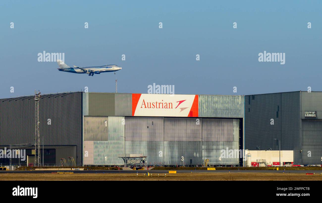 schwechat, autriche, 30 janvier 2024, boeing 747-400 cargo exploité par silk way west airlines atterrissant à l'aéroport international de vienne. hangar devant *** schwechat, österreich, 30. janvier 2024, boeing 747 400 cargo der Silk Way West Airlines landet vor dem hangar des internationalen flughafens wien Copyright : xx Banque D'Images