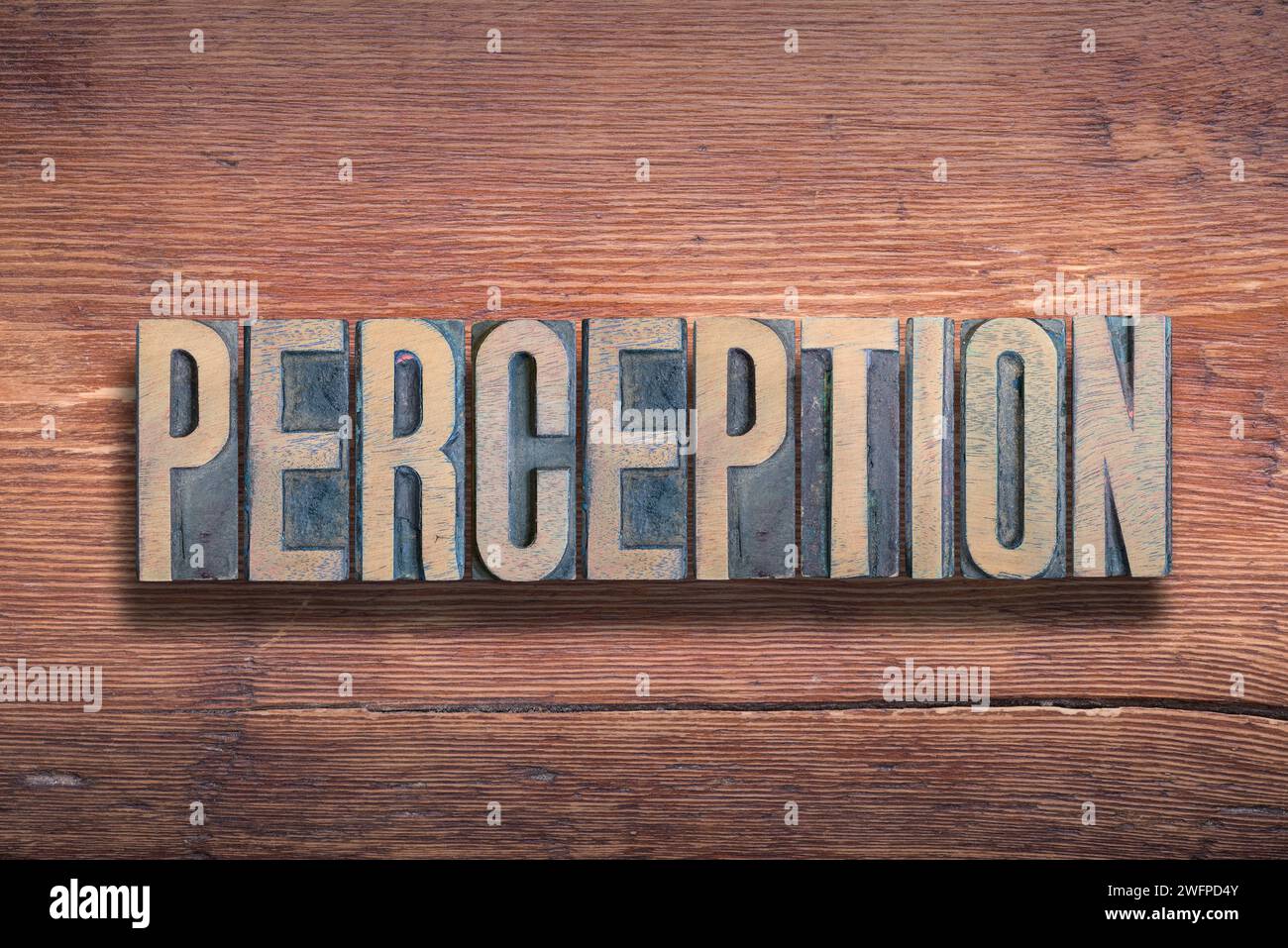mot de perception combiné sur la surface en bois verni vintage Banque D'Images