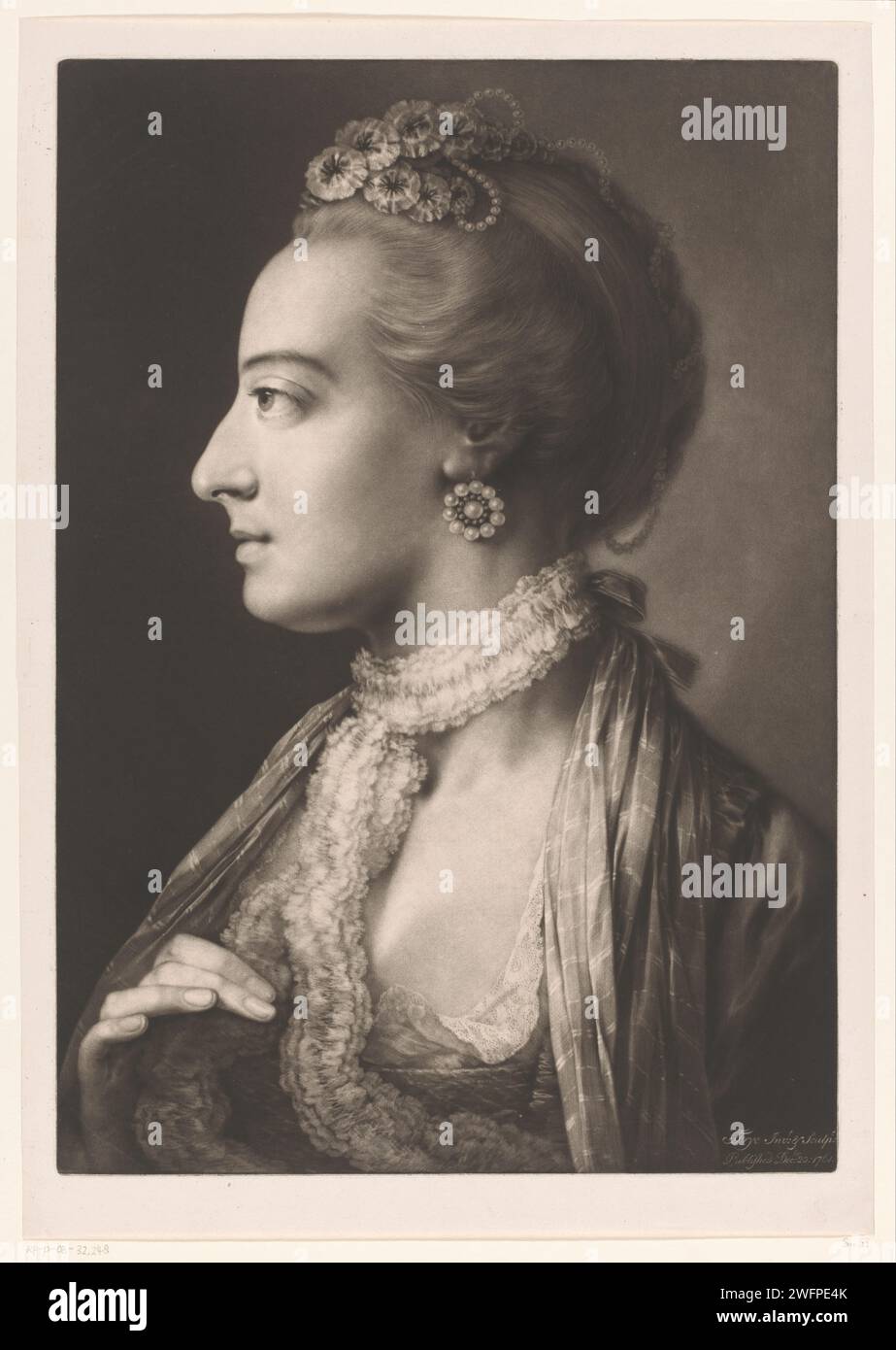 Femme avec un col en dentelle, boucles d'oreilles en perles et diadème, Thomas Frye, collier en papier London imprimé 1760 - 1762. diadem, tiare. perle ; collier de perles. femme adulte Banque D'Images