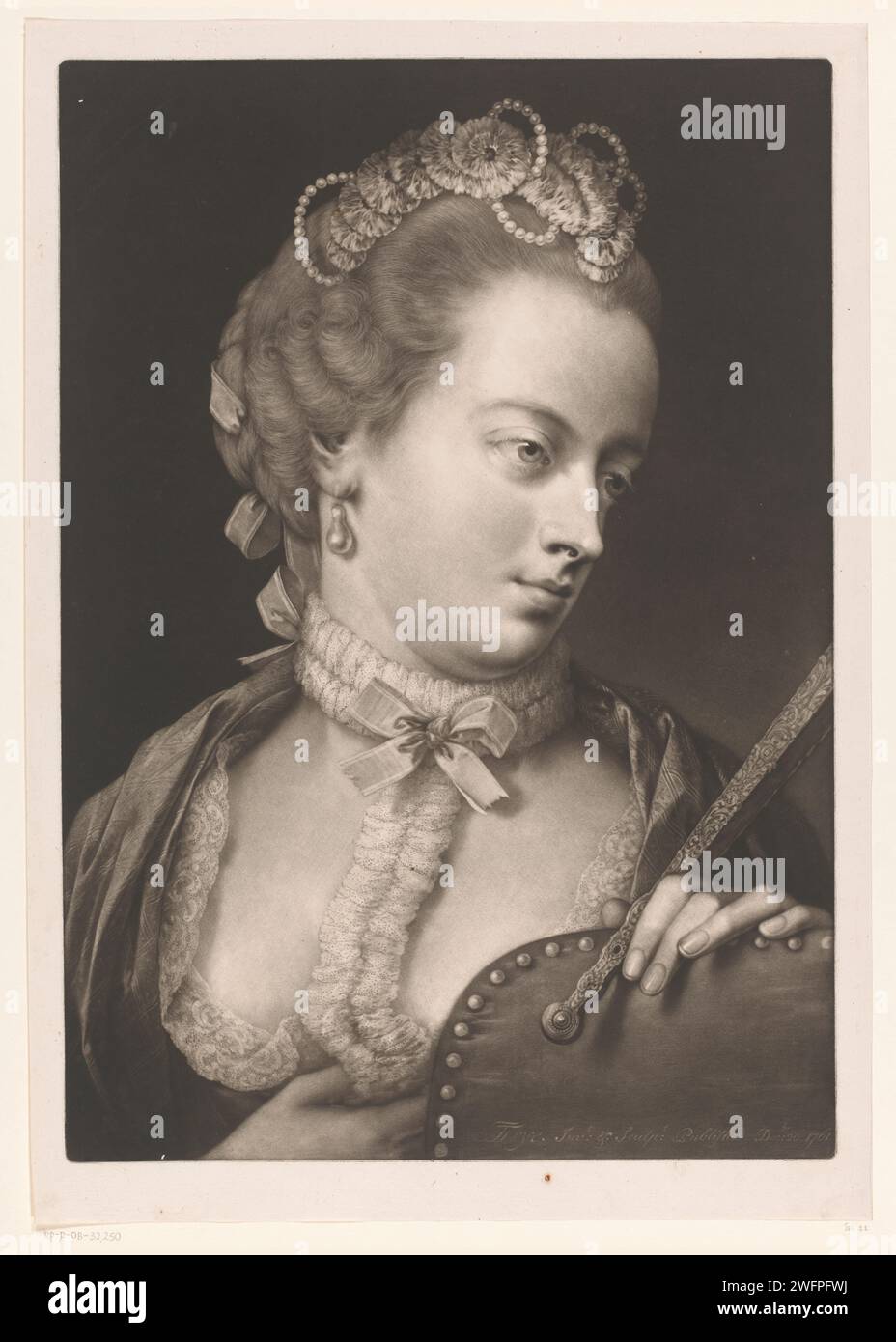 Femme avec un col en dentelle, un diadème et un éventail, Thomas Frye, 1760 - 1762 print London paper diadem, tiare. dentelle. ventilateur. femme adulte Banque D'Images